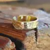 Bague martelée dorée ajustable