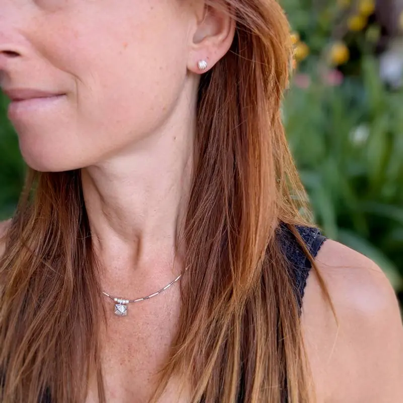 Clous d'oreilles artisanales nid d'argent