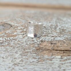 Bague large en argent martelé