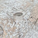 Bague large en argent martelé
