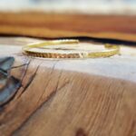 Jonc fin doré martelé JAÏ