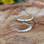 Créoles artisanales en argent torsadé