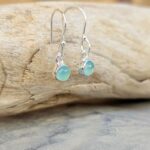 Petites boucles d'oreilles calcédoine aqua