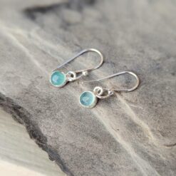 Petites boucles d'oreilles calcédoine aqua