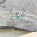 Petites boucles d'oreilles calcédoine aqua